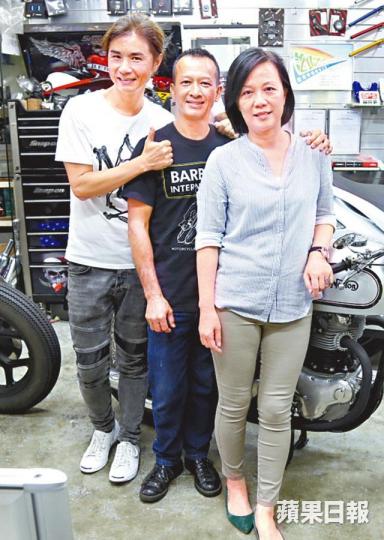 ■黃翊揀中心水電單後，交由車行老闆（中）幫手改裝。