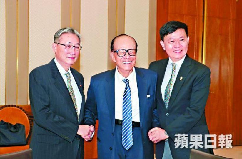 ■李嘉誠與醫管局主席梁智仁(左)及行政總裁梁栢賢(右)握手致意。 ■李嘉誠與醫管局主席梁智仁(左)及行政總裁梁栢賢(右)握手致意。