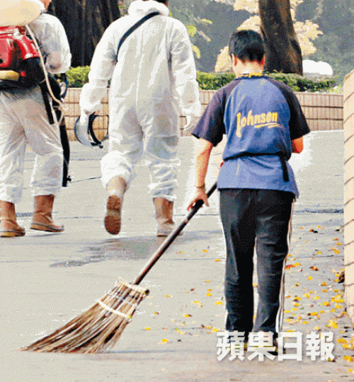 ■公園附近有清潔工因工作規定仍穿短袖衣物。 ■公園附近有清潔工因工作規定仍穿短袖衣物。