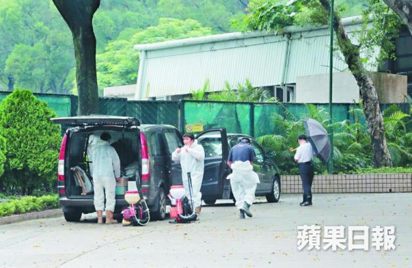 ■有滅蟲公司人員昨穿全身保護衣到獅子山公園滅蚊。黃耀興攝 ■有滅蟲公司人員昨穿全身保護衣到獅子山公園滅蚊。黃耀興攝