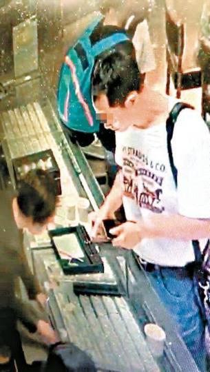 ■珠寶店閉路電視拍下男子偷龍轉鳳過程。 ■珠寶店閉路電視拍下男子偷龍轉鳳過程。