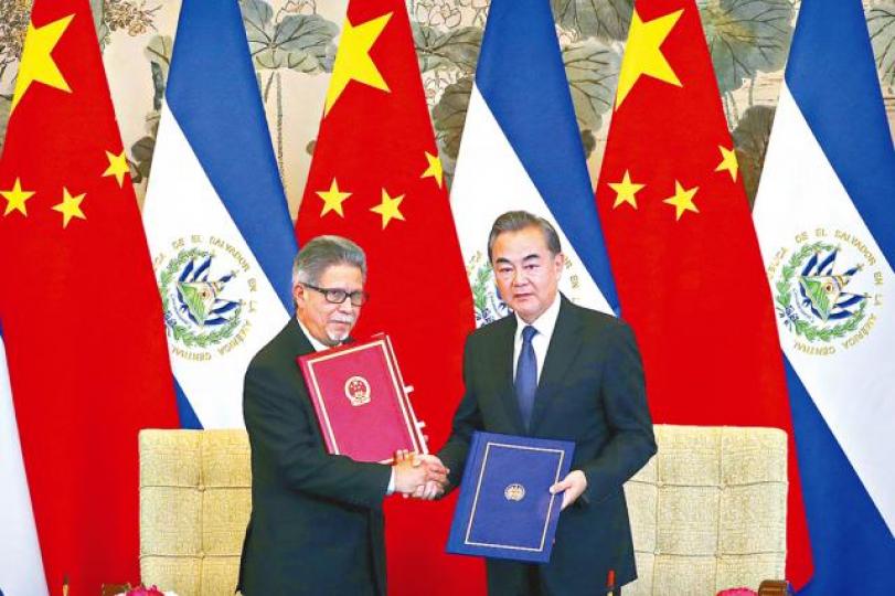 外交部長王毅(右)昨在北京與薩爾瓦多外長卡斯塔內達簽署建交聯合公報。美聯社 外交部長王毅(右)昨在北京與薩爾瓦多外長卡斯塔內達簽署建交聯合公報。美聯社