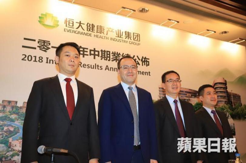 恒大健康董事長時守明(左二)。譚德潤攝 恒大健康董事長時守明(左二)。譚德潤攝