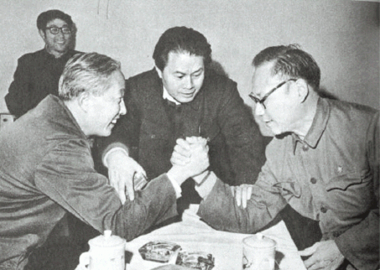 1979年中國文學藝術工作者代表大會期間,方成(右)華君武拗手瓜。 1979年中國文學藝術工作者代表大會期間,方成(右)華君武拗手瓜。