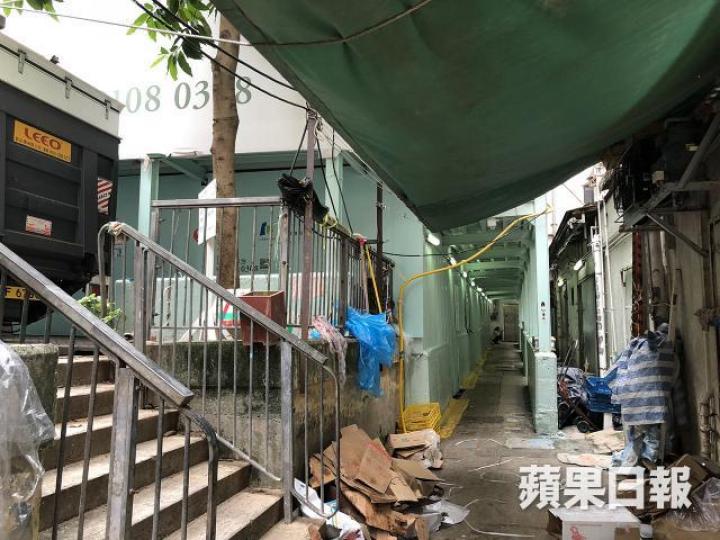 一號九龍道背靠舊樓群,巷與巷之間有不少紙皮箱等雜物棄置。
一號九龍道背靠舊樓群,巷與巷之間有不少紙皮箱等雜物棄置。