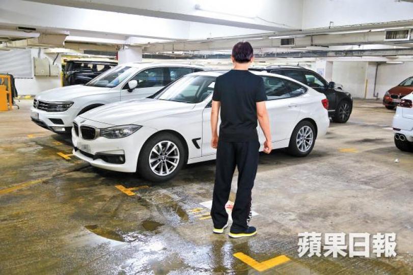 香港龍先生泊於杏花邨地庫停車場的寶馬，在天鴿襲港時浸成廢鐵，需花30萬另買新車（圖）。徐雲庭攝浸成廢鐵龍先生的新落地寶馬浸壞報廢。資料圖片怒斥港鐵車主張先生座駕慘遭浸壞，他不滿港鐵拒承擔賠償責任。裝感應器記者視察時發現杏花邨地庫停車場已加裝水位感應器。