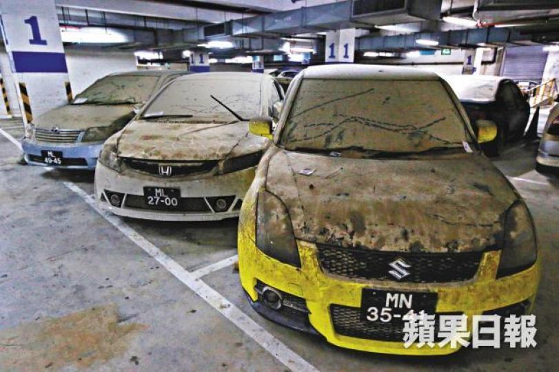 澳門天鴿重災區之一的關閘工人體育館停車場，地庫二層事隔一年仍有約50輛滿佈泥濘的壞車未清理。墓碑斷裂舊西洋墳場有10多塊墓碑及雕像風災時被吹至斷裂，至今未完成善後。窗貼膠紙被吹爆玻璃窗的豪宅寰宇天下雖已修復，但不少住戶猶有餘悸貼上膠紙防風。