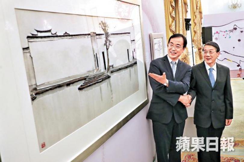 藝術館館長司徒元傑(左)與吳冠中的兒子吳可雨(右)。 藝術館館長司徒元傑(左)與吳冠中的兒子吳可雨(右)。