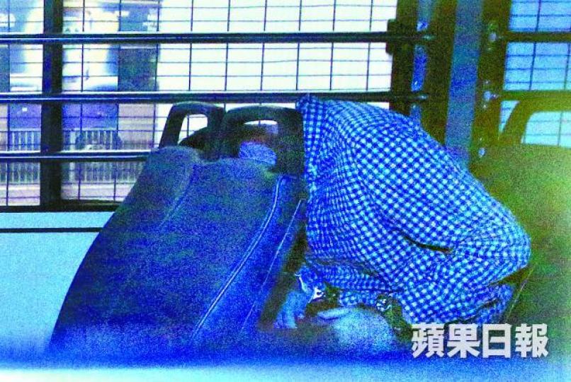 被告陳同佳鎖上手銬,由囚車押走。陳善南攝潘曉穎(右)與男友陳同佳赴台過情人節期間被殺,死時年僅20歲。 被告陳同佳鎖上手銬,由囚車押走。陳善南攝潘曉穎(右)與男友陳同佳赴台過情人節期間被殺,死時年僅20歲。