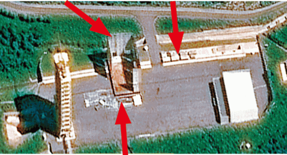 衞星圖顯示西海衞星發射場的發射台、堆在地上的裝備等(箭嘴示),自本月3日起沒進一步拆卸動靜。路透社 衞星圖顯示西海衞星發射場的發射台、堆在地上的裝備等(箭嘴示),自本月3日起沒進一步拆卸動靜。路透社
