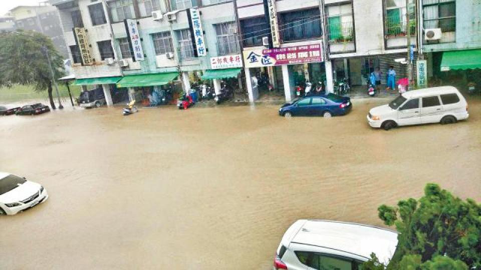 暴雨淹沒鼓山一路,導致車輛被困無法前行。台灣《蘋果日報》 暴雨淹沒鼓山一路,導致車輛被困無法前行。台灣《蘋果日報》