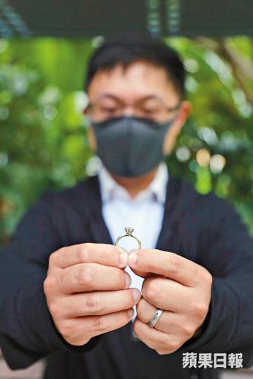 陳先生以499元購入1卡「鑽戒」,但他指鑽石太假,「似玩具多啲」。徐雲庭攝涉事公司訛稱為吸客,以超低價促銷鑽戒產品。 陳先生以499元購入1卡「鑽戒」,但他指鑽石太假,「似玩具多啲」。徐雲庭攝涉事公司訛稱為吸客,以超低價促銷鑽戒產品。