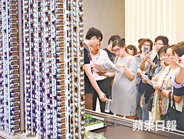 日出康城LP6位於九龍灣的售樓處,傍晚後人流越來越多。譚德潤攝 日出康城LP6位於九龍灣的售樓處,傍晚後人流越來越多。譚德潤攝