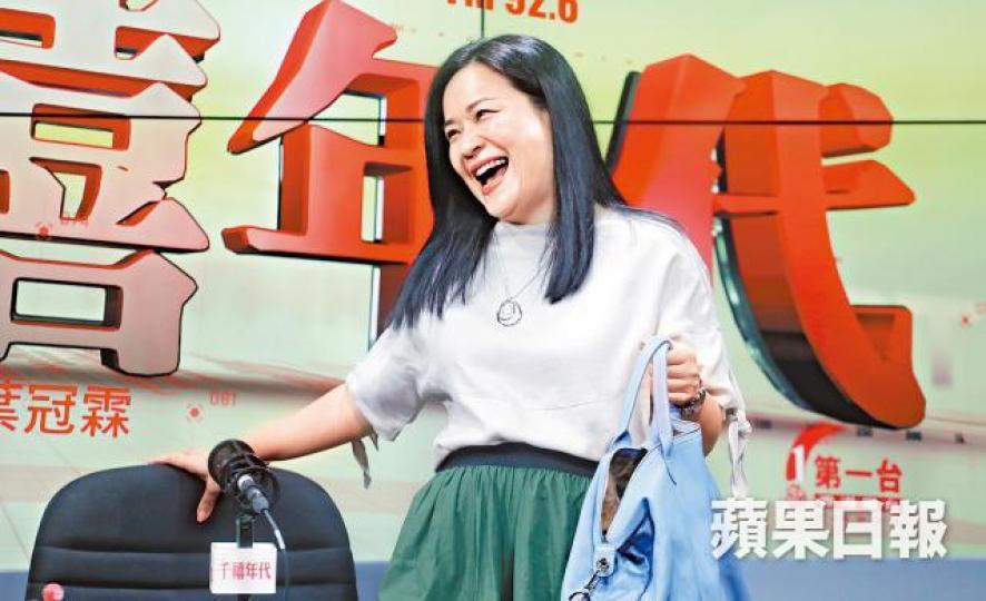 吳敏兒昨在電台節目反擊梁振英,指對方行為不成熟。朱永倫攝 吳敏兒昨在電台節目反擊梁振英,指對方行為不成熟。朱永倫攝