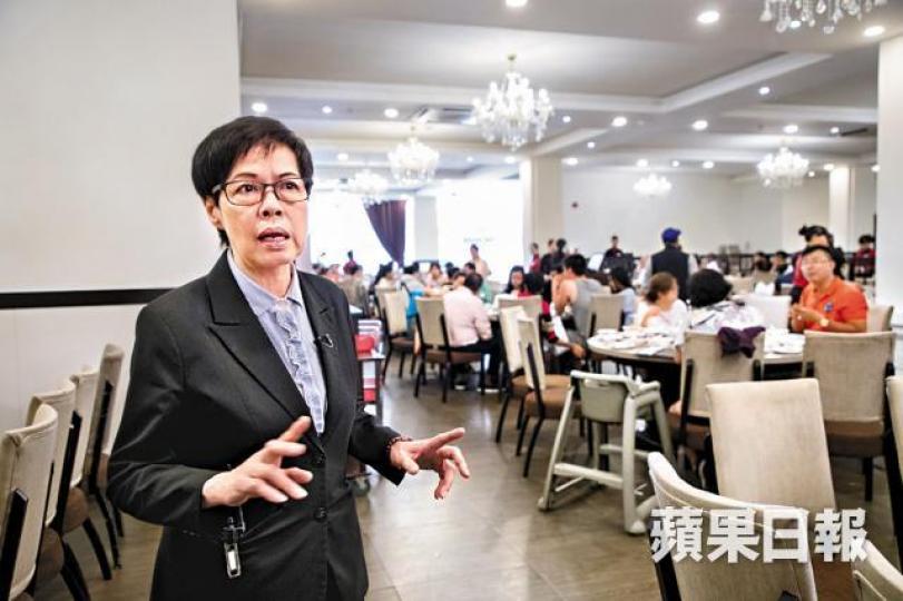 「點都得」經理鄭佩琼指,茶樓各主要部門員工都是由香港挖角過去。港式茶樓在胡志明市大行其道,港式點心大受當地人喜愛。曾在香港居住的越南華人Helen每周都要「飲茶」一次,尤其喜歡蝦餃燒賣。 「點都得」經理鄭佩琼指,茶樓各主要部門員工都是由香港挖角過去。港式茶樓在胡志明市大行其道,港式點心大受當地人喜愛。曾在香港居住的越南華人Helen每周都要「飲茶」一次,尤其喜歡蝦餃燒賣。