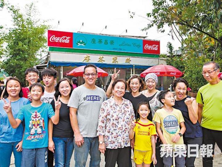 子女回來合力撐住老店,林媽媽(中)笑逐顏開。茶座雖位處粉錦公路旁,但綠樹掩映,很舒服。翠竹如店,已種了60多年了。廚房、傳菜、打雜……興仔甚麼都做。除了樓面,金仔主力水吧。就算炎夏,半露天的位置也坐滿人。原盅陳皮鴨湯$60;湯色清澈但味道豐腴。豬扒包$36;豬扒即叫即煎,肉嫩多汁。客家炆豬肉,$55;豬腩濃香,木耳爽口,鹹菜惹味,可以送一大碗白飯。鄉郊BB鴿,$52; 皮脆肉滑爆汁,叫人一試難忘。1960年,事頭婆楊錦雲和母親、家公、丈夫在店前留影。1985年的榮昌商店和林家三代。 子女回來合力撐住老店,林媽媽(中)笑逐顏開。茶座雖位處粉錦公路旁,但綠樹掩映,很舒服。翠竹如店,已種了60多年了。廚房、傳菜、打雜……興仔甚麼都做。除了樓面,金仔主力水吧。就算炎夏,半露天的位置也坐滿人。原盅陳皮鴨湯$60;湯色清澈但味道豐腴。豬扒包$36;豬扒即叫即煎,肉嫩多汁。客家炆豬肉,$55;豬腩濃香,木耳爽口,鹹菜惹味,可以送一大碗白飯。鄉郊BB鴿,$52; 皮脆肉滑爆汁,叫人一試難忘。1960年,事頭婆楊錦雲和母親、家公、丈夫在店前留影。1985年的榮昌商店和林家三代。