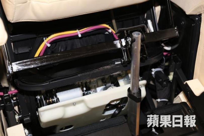 夾死貓的涉事按摩椅底部機械裝置仍留有貓毛。梁瑞帆攝 夾死貓的涉事按摩椅底部機械裝置仍留有貓毛。梁瑞帆攝