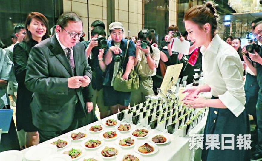 何超蓮攜台式小食參展,旅發局主席林建岳即場試吃。許頌明攝 何超蓮攜台式小食參展,旅發局主席林建岳即場試吃。許頌明攝