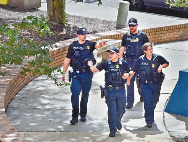 警員在涉事商場內搜查。美聯社 警員在涉事商場內搜查。美聯社