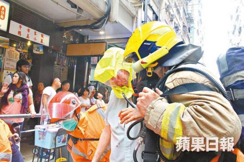 有男住客走火警時跌倒,頭部受傷。 有男住客走火警時跌倒,頭部受傷。