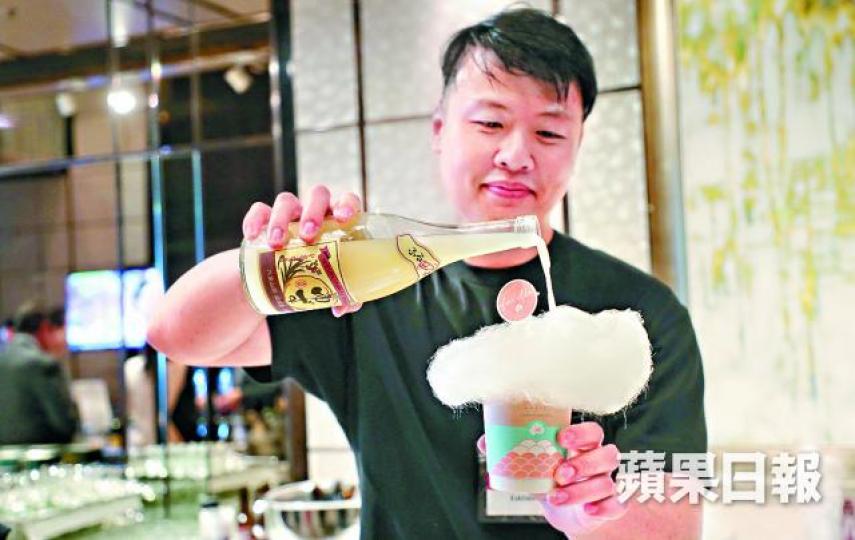 Favilla Cafe的酒製雪糕杯配搭棉花糖,每杯約需3張品酒券。限量版獅子山下威士忌每支售1,600元。 Favilla Cafe的酒製雪糕杯配搭棉花糖,每杯約需3張品酒券。限量版獅子山下威士忌每支售1,600元。