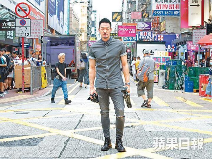 Jason十五年前為入娛圈回港，十五年後離開舒適圈，希望走出自己的路。Jason坦言太太Sarah對於他離巢感到擔心，幸好對方亦理解。Jason轉行做YouTuber，將為人父的他最近還試了不少嬰兒用品。對太太疼愛有加的Jason，提起Sarah臉上總掛着笑容。Karl Lam圖片