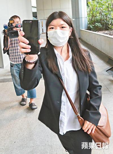許金山長女許美玲離開法院時用手機反拍記者。黃耀興攝被告許金山(左圖)被長女指不懂管教二女許儷玲(右圖)。 許金山長女許美玲離開法院時用手機反拍記者。黃耀興攝被告許金山(左圖)被長女指不懂管教二女許儷玲(右圖)。