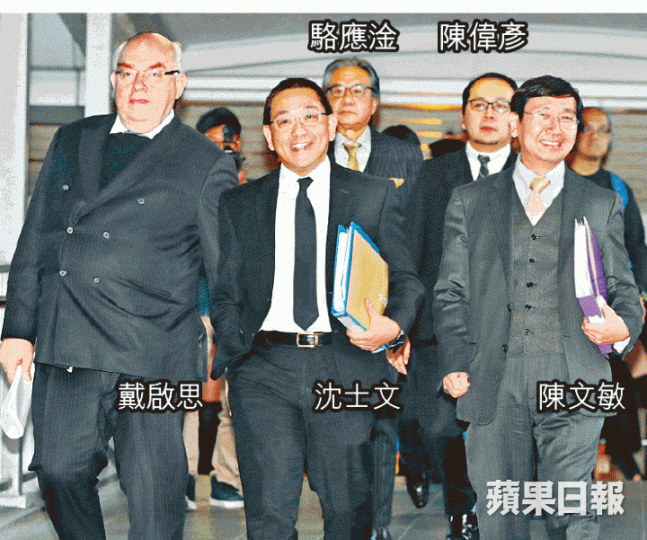 戴啟思年初成功當選大律師公會主席;圖為他與當時團隊成員。 戴啟思年初成功當選大律師公會主席;圖為他與當時團隊成員。