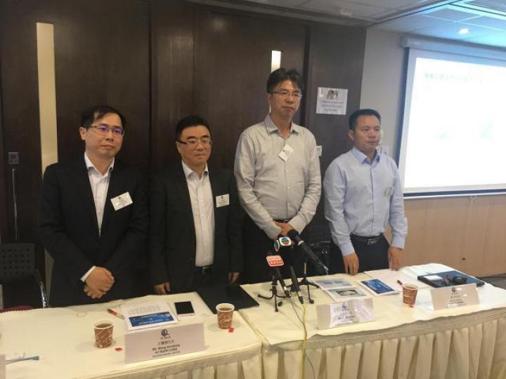 丘鈦主席兼執行董事何寧寧(右二)。 丘鈦主席兼執行董事何寧寧(右二)。