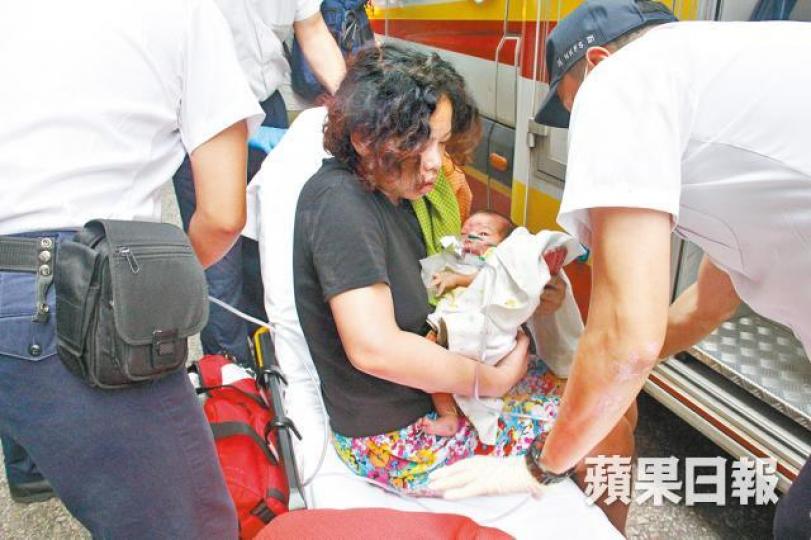 火警中有嬰兒因吸入濃煙送院。救火期間一條消防喉爆裂,消防員「瞓地」阻止水柱四射。詹家志攝 火警中有嬰兒因吸入濃煙送院。救火期間一條消防喉爆裂,消防員「瞓地」阻止水柱四射。詹家志攝