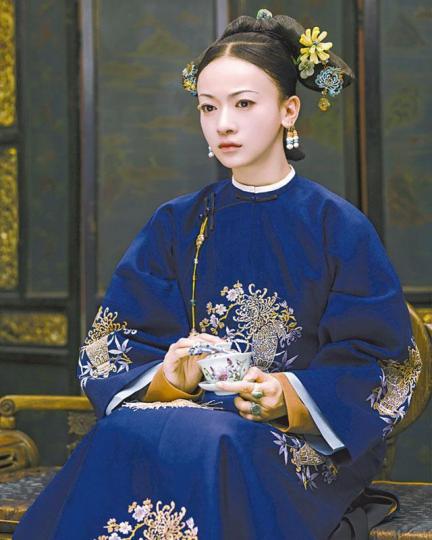 吳謹言憑在《延禧攻略》飾演令妃走紅,即被斥扮大牌。劇照吳謹言昨日在微博發文致歉,回應央視的《中國電影報道》發文炮轟。微博圖片吳謹言在《延禧攻略》慶功宴上感謝各界支持。微博圖片《延禧攻略》熱爆,劇組大前晚趁大結局舉行慶功宴。微博圖片 吳謹言憑在《延禧攻略》飾演令妃走紅,即被斥扮大牌。劇照吳謹言昨日在微博發文致歉,回應央視的《中國電影報道》發文炮轟。微博圖片吳謹言在《延禧攻略》慶功宴上感謝各界支持。微博圖片《延禧攻略》熱爆,劇組大前晚趁大結局舉行慶功宴。微博圖片