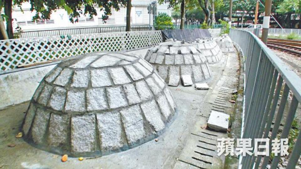 友愛邨愛廉樓下空地新建「墓穴群」，街坊大為反感。簡明恩攝該處地上畫了多個圈，料工程未完成。