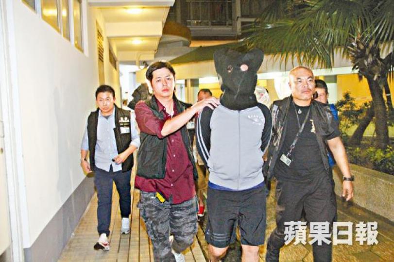 探員昨在柴灣拘捕新義安小頭目「拓海」，蒙頭帶署扣查。謝志輝攝