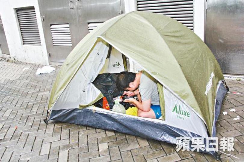 在柴灣青年廣場排隊的歌迷批評，取消門市售票對排隊人士不公。
