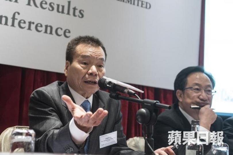 建滔主席張國榮(左)在今年3月表示,股價若再跌,公司不排除回購,故不妨憧憬公司回購或大股東增持。 資料圖片 建滔主席張國榮(左)在今年3月表示,股價若再跌,公司不排除回購,故不妨憧憬公司回購或大股東增持。 資料圖片