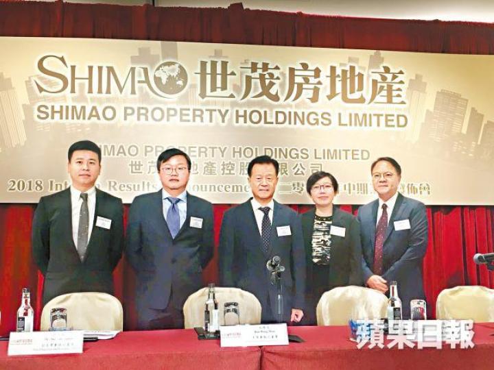 許世壇(左二)稱,世茂可超額完成銷售目標。林樂謙攝 許世壇(左二)稱,世茂可超額完成銷售目標。林樂謙攝
