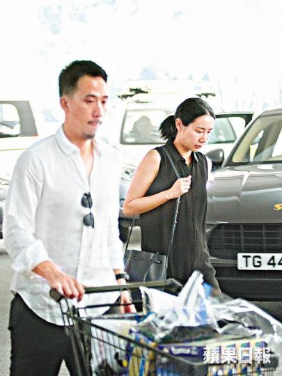 Kary兩手空空,推車重責交給老公。謝天華夫婦行完超市去取車時,天華貼心為妻兒開車門。 Kary兩手空空,推車重責交給老公。謝天華夫婦行完超市去取車時,天華貼心為妻兒開車門。
