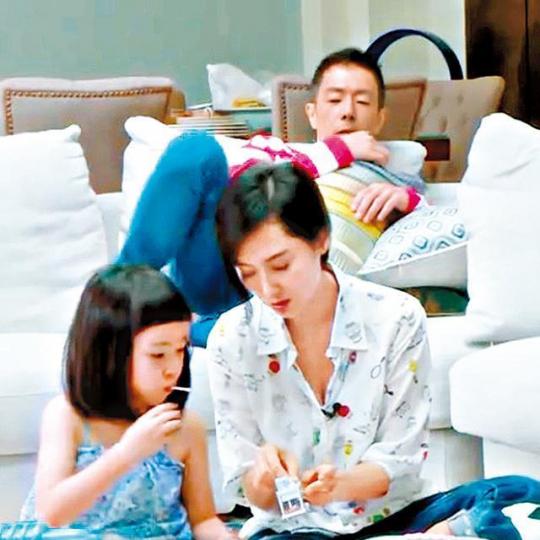 黃貫中自爆用手機逗女兒睡覺,難怪被朱茵指不懂教女。微博圖片
黃貫中自爆用手機逗女兒睡覺,難怪被朱茵指不懂教女。微博圖片