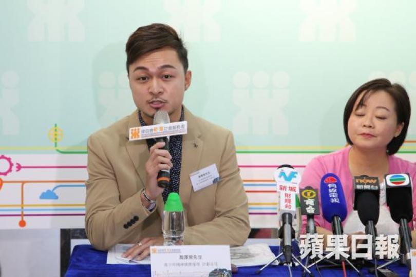 馮澤棠(左)提到調查數字連續7年反映,每2人就有一人呈現抑鬱徵狀,認為中學生受抑鬱困擾已成普遍現象。 馮澤棠(左)提到調查數字連續7年反映,每2人就有一人呈現抑鬱徵狀,認為中學生受抑鬱困擾已成普遍現象。