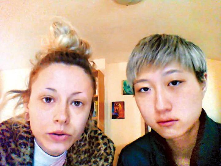 【4月】卓林(右)今年4月與女友Andi在加拿大拍片上網公開尋父,並表示有創傷後壓力症。資料圖片【前日】卓林和女友Andi在公司專頁上載遮臉照,二人疑似染上藍髮迎接新開始。互聯網圖片UCHU hause的fb專頁內貼出多張影樓相片。范冰冰涉逃稅,令她主演的《巴清傳》播出無期。 【4月】卓林(右)今年4月與女友Andi在加拿大拍片上網公開尋父,並表示有創傷後壓力症。資料圖片【前日】卓林和女友Andi在公司專頁上載遮臉照,二人疑似染上藍髮迎接新開始。互聯網圖片UCHU hause的fb專頁內貼出多張影樓相片。范冰冰涉逃稅,令她主演的《巴清傳》播出無期。