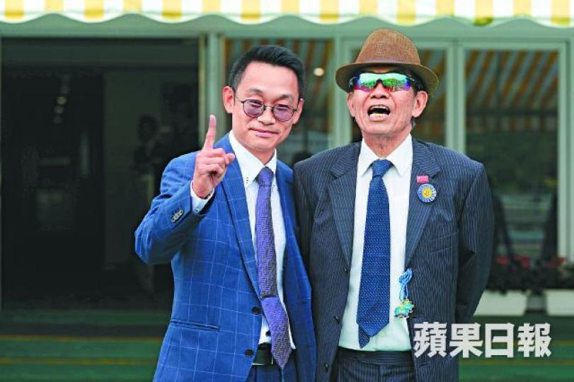 【丁冠豪2W】簡炳墀（右）昨專誠入場為首次派馬出賽的徒弟、新晉練馬師丁冠豪打氣。李偉聲攝【葉楚航2W】師承簡炳墀的練馬師葉楚航開鑼日贏兩場，其中「贏馬神器」馬主為米蘭站創辦人姚君達。