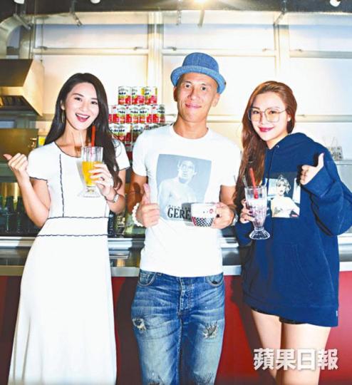 (左起)裕美、Eddie及蔚雨芯三位冰室股東,昨日到壹傳媒大派禮物。 (左起)裕美、Eddie及蔚雨芯三位冰室股東,昨日到壹傳媒大派禮物。