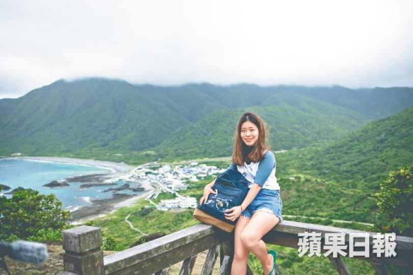 愷晴8月中在蘭嶼過了7日島主生活。潛水是愷晴在蘭嶼最深刻的活動。愷晴參與了當地淨灘活動,一同執垃圾。身為「島主」,愷晴教路製作「封蠟布」,原住民店家用心學習。蘭嶼的水清澈見底。 愷晴8月中在蘭嶼過了7日島主生活。潛水是愷晴在蘭嶼最深刻的活動。愷晴參與了當地淨灘活動,一同執垃圾。身為「島主」,愷晴教路製作「封蠟布」,原住民店家用心學習。蘭嶼的水清澈見底。