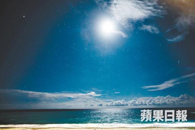 蘭嶼的光害比城市少，抬起頭，天又清的話，可看到不少星星。