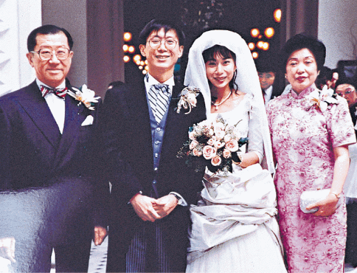 葉維義(左二)與梁美蘭1994年結婚,梁憶述老爺葉謀遵(左)為人嚴肅。《壹週刊》圖片 葉維義(左二)與梁美蘭1994年結婚,梁憶述老爺葉謀遵(左)為人嚴肅。《壹週刊》圖片