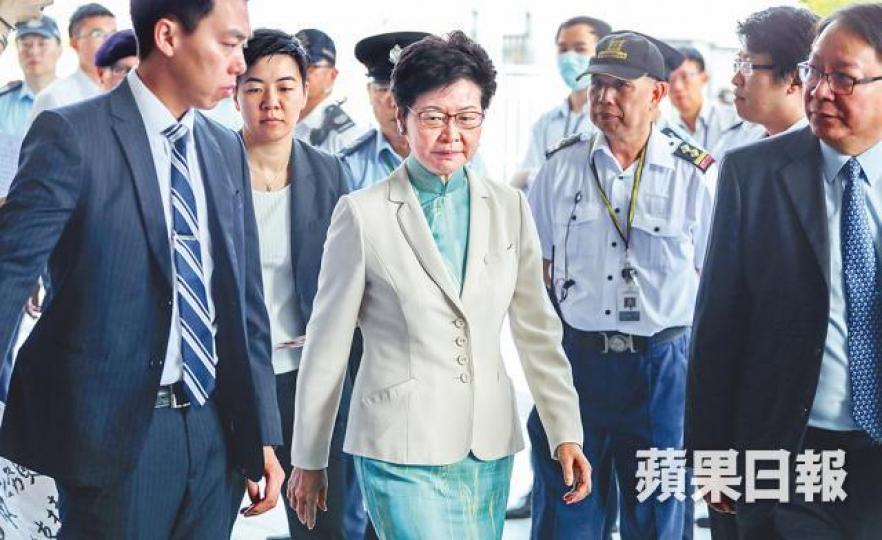 林鄭月娥不滿學生致辭時挾學生會幹事身份「播獨」。陳善南攝港大及中大學生會會長斥林鄭不理解校園言論自由的價值，她譴責學生只為製造寒蟬效應。何家達攝
