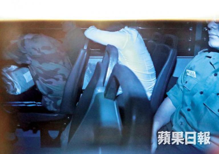 被告鍾紀緣襲擊女兒罪成，昨聽取判刑後由囚車押走。夏家朗攝