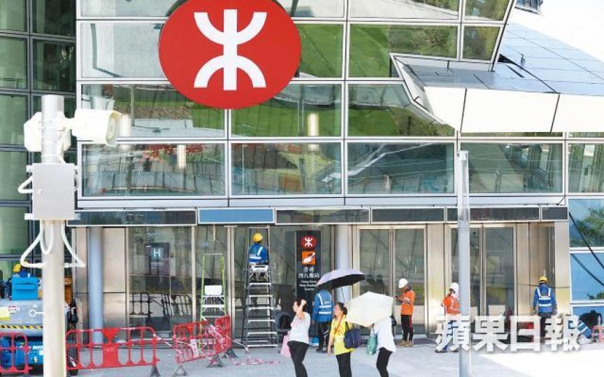 高鐵西九龍站昨有不少工人趕工，為即將通車做好準備。陳善南攝