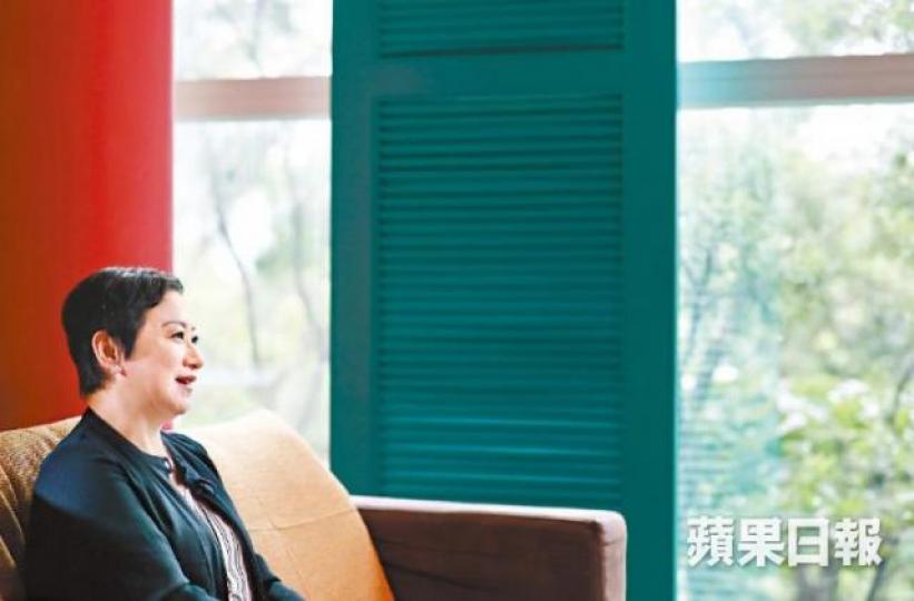 跟老公王先生排排坐合照，從前王生是《TVB周刊》攝影主管，但兩人從未認識，是多年後在教會相遇。女兒岑寧童（左）和岑寧樂（右），名字是父母的期許，快樂童年。《壹週刊》圖片1991年，跟岑建勳結婚，震驚當時的娛樂圈。