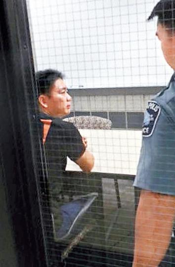 劉強東被扣上手銬接受調查的照片曝光,旁邊有華裔警員看守。互聯網
劉強東被扣上手銬接受調查的照片曝光,旁邊有華裔警員看守。互聯網